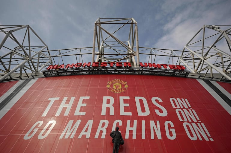 Una estatua de Matt Busby se encuentra en las afueras del estadio Old Trafford del Manchester United, en Manchester noroeste de Inglaterra. El presidente de INEOS, Jim Ratcliffe, firmó un acuerdo para comprar el 25% del Manchester United y tomará el control de las operaciones de fútbol del club de la Premier League, según se anunció hoy. El multimillonario británico, de 71 años, también aportará 300 millones de dólares para futuras inversiones en el estadio.