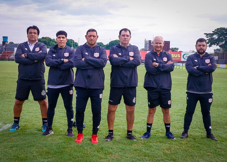 El entrenador Hugo Marcelo Ovelar y los miembros de su cuerpo técnico al frente del Sportivo San Lorenzo.