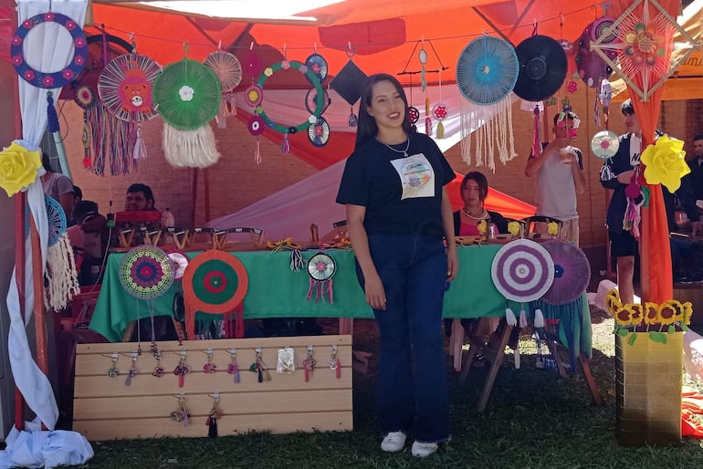 La emprendedora Erika Riveros posa frente a su stand durante la feria que se realizó en el marco del Festival del Itakaru el sábado 30 de setiembre.