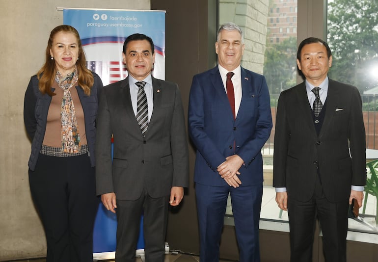 María Teresa Barán, ministra de Salud Pública; Rubén Ramírez Lezcano, ministro de Relaciones Exteriores, Marc Ostfield, embajador de EE.UU y, José Han, embajador de Taiwán. 