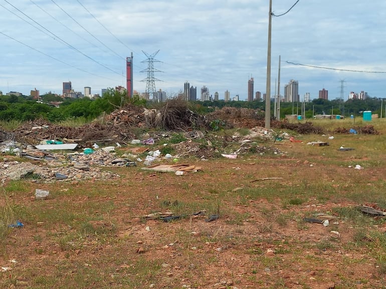 Así están las tierras que van a ser subastadas en la Costanera de Asunción.