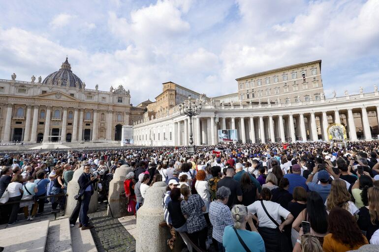 El papa Francisco se dirige a los fieles católicos desde el balcón del Vaticano. 