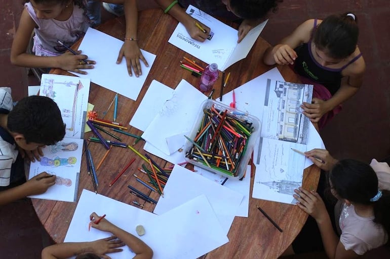 El libro “Patrimonitos - Conociendo mi Cuenca”, tiene ilustraciones para colorear y actividades didácticas, dónde los chicos lectores podrán explorar la riqueza natural de la Cuenca del Lago Ypacaraí y aprender sobre la importancia de su conservación.