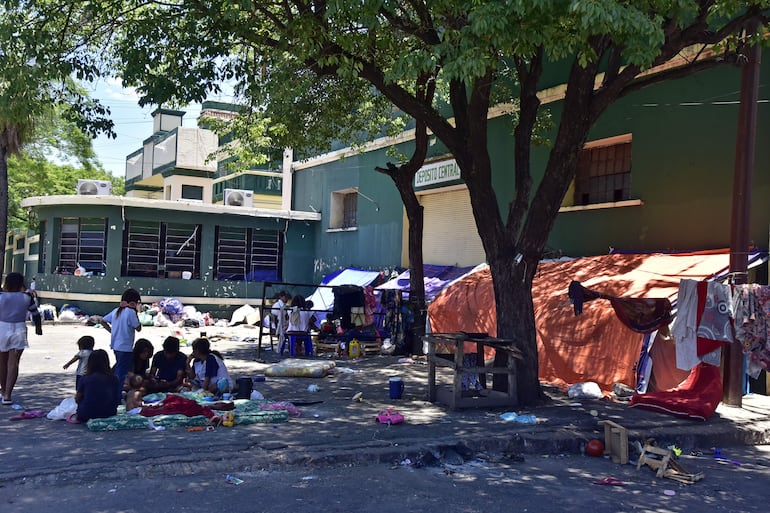 Una importante cantidad de niños y sus familias están apostados frente al Indi, sobre la avenida Artigas. Pasarán el Año Nuevo en este sitio.