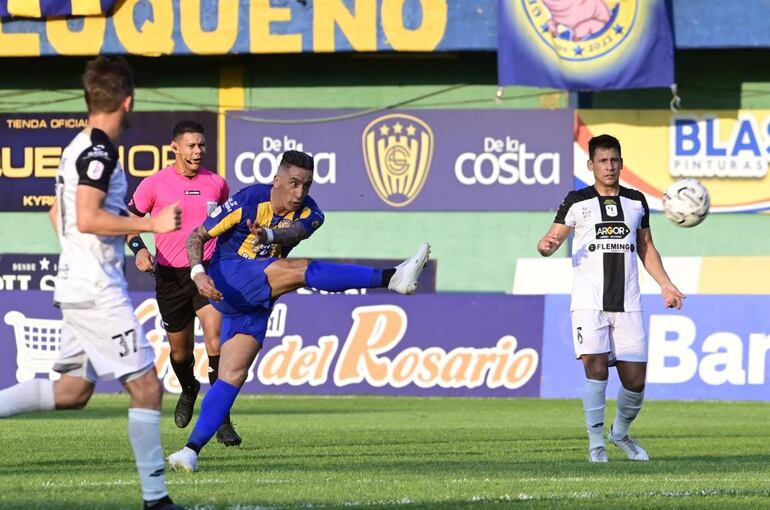 Remate desde fuera del área de Lucas Barrios, jugador de Luqueño.