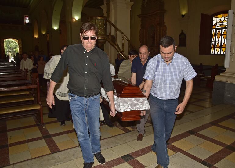 Alan Wood Cuquejo (izq.) participó de la misa en Honor a Monseñor Cuquejo en la Catedral Metropolitana. Es el sobrino del monseñor. 
