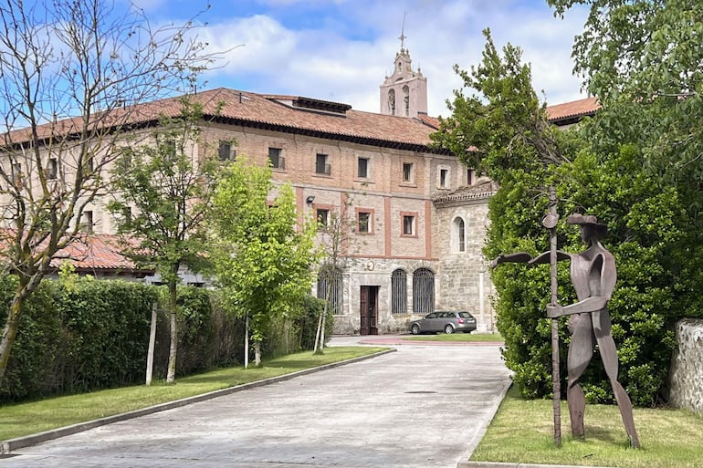 Fachada del convento de Belorado. Las diez hermanas clarisas españolas en conflicto abierto desde hace un mes con el Vaticano fueron oficialmente excomulgadas tras un pulso por problemas inmobiliarios y acusaciones de pertenencia a una secta, anunció el sábado la arquidiócesis de Burgos.