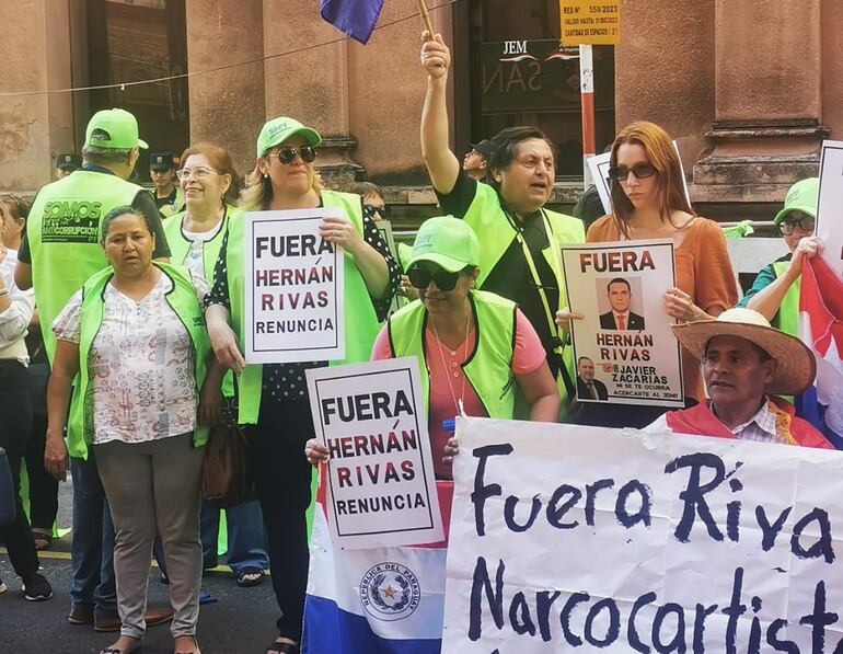 Ciudadanos se autoconvocaron hoy frente  al JEM para solicitar la renuncia de Hernán Rivas.