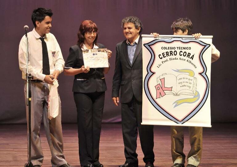 Pablo Burián, varios años atrás, otorgando un reconocimiento a una Academia Literaria en el marco de su programa Paraguay Lee.