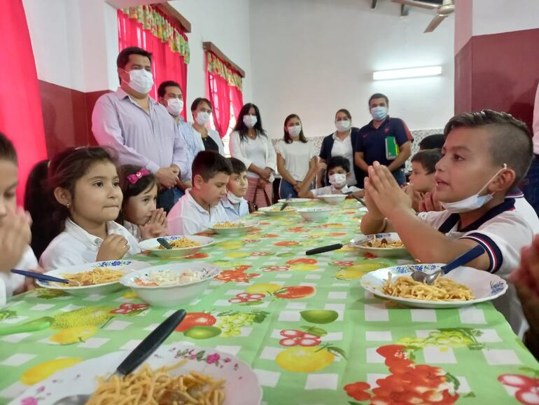 Los escolares de 99 instituciones educativas de Ñeembucú, tienen garantizados el almuerzo y la merienda escolar hasta el mes de septiembre próximo.