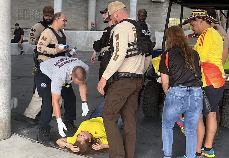 El ingreso al Hard Rock Stadium para la final de la Copa América 2024 fue desbordado por hinchas colombianos y argentinos, obligando al retraso del inicio del partido entre Argentina y Colombia. 
