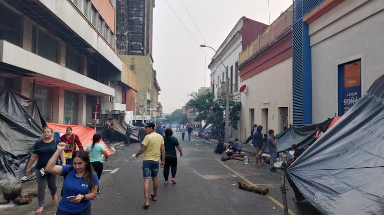 Campesinos agremiados en la Coordinadora Nacional Multisectorial permanecen instalados este martes frente a la sede del Ministerio de Agricultura.