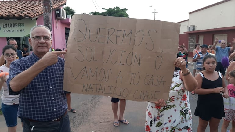 Vecinos del barrio Roberto L. Petit cerraron calles y advierten al titular de Essap que si no solucionan la falta de agua, lo escracharán a domicilio.