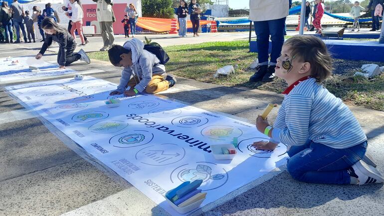 Un niño mirando hacia arriba, como si estuviera pensando como hacer la mejor pintura. Fue esta mañana en la planta de la fábrica Minerva Foods de San Antonio durante el festejo por el día del niño. La diversión fue total.