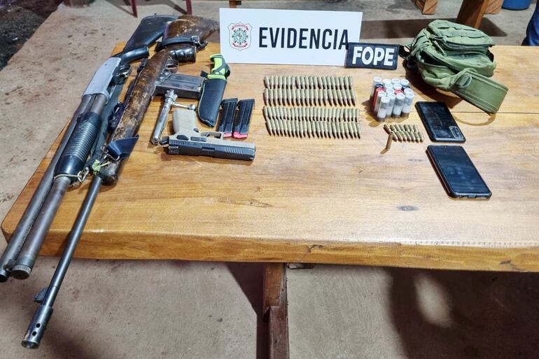 El fusil calibre 7.62, la escopeta calibre 12, la pistola calibre 9 milímetros, las municiones y el puñal encontrados en poder de Rubén Villalba.