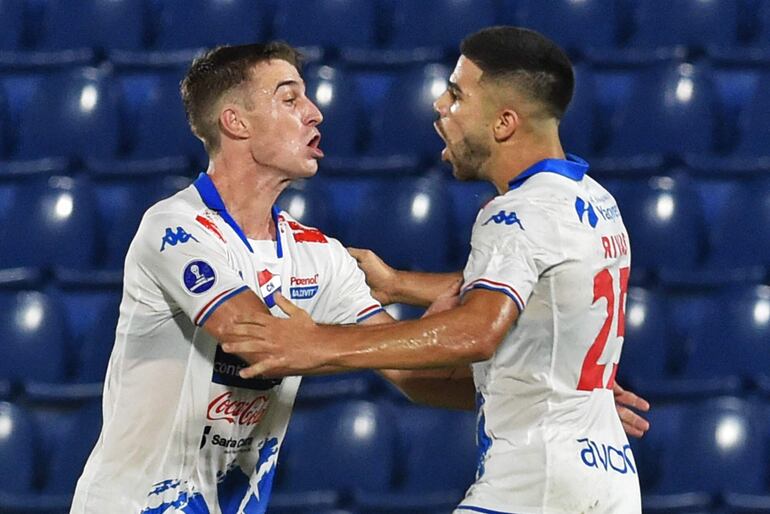 Daniel Rivas (d), futbolista de Nacional, celebra un gol en el partido contra Argentinos Juniors por la primera fecha de la Copa Sudamericana 2024 en el estadio Defensores del Chaco en Asunción, Paraguay.