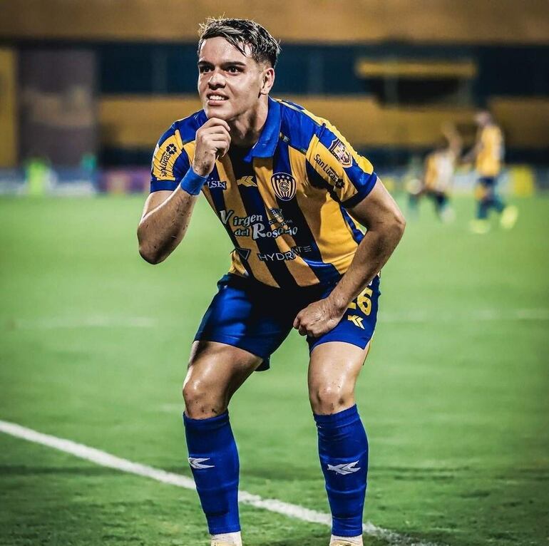 Diego Agustín Fernández., con la camiseta del Sportivo Luqueño.