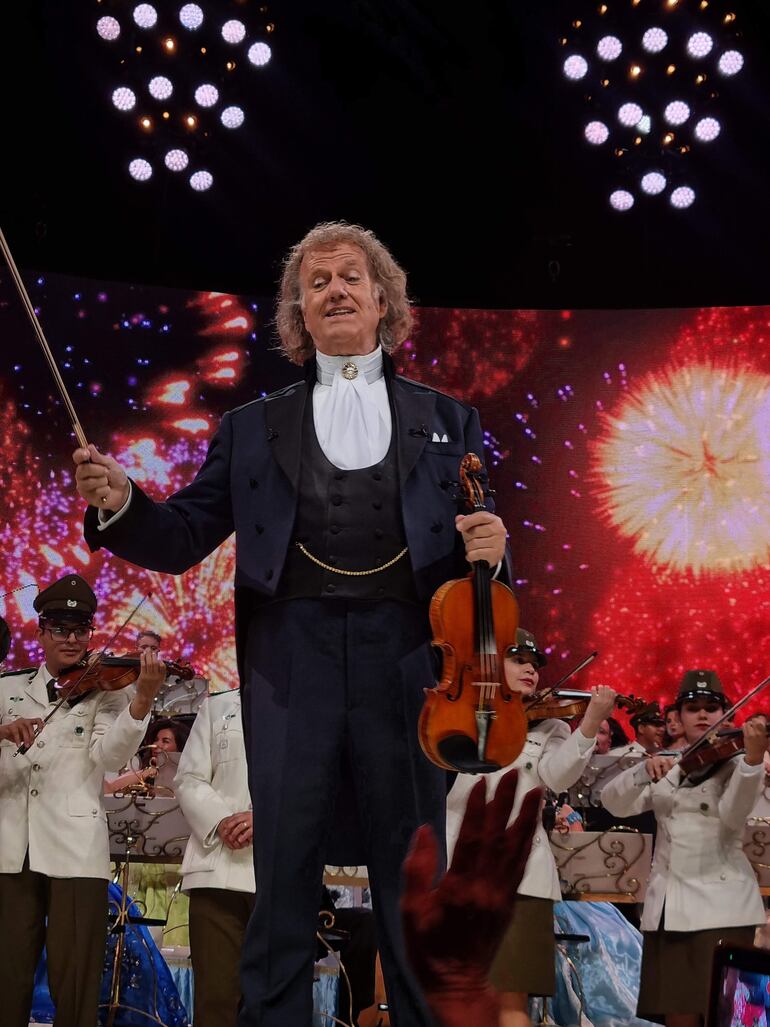 MARTA ESCURRA 23-09-2024 Andre Rieu y su orquesta Johann Strauss en el Movistar Arena de Santiago de Chile Andre Rieu es un violinista y director de orquesta de Paises Bajos.