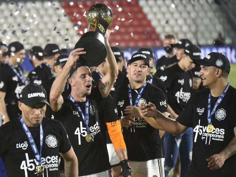 Los jugadores de Olimpia celebran con el título de campeón del torneo Clausura 2020.