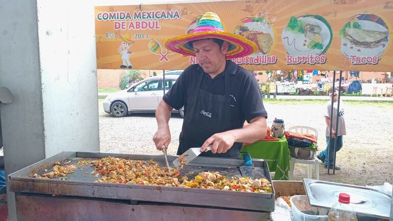 Axone Sánchez, representante de México, preparando tacos.