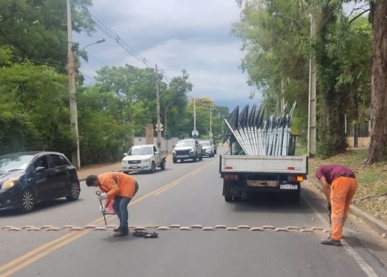 Funcionarios retiran reductores de velocidad.