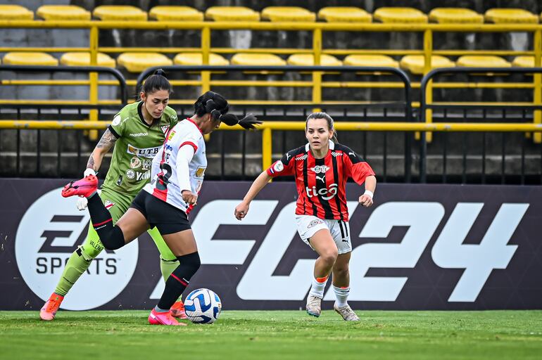 La paraguaya Ramona Martínez (d), jugadora de Sportivo Libertad/Limpeño, pelean por el balón en el partido contra Always Ready en el estadio Metropolitano de Techo, en Bogotá, por la Copa Libertadores Femenina 2023.