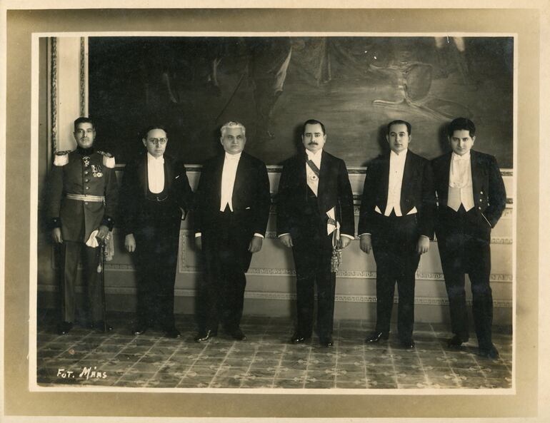 Luis A. Riart y su gabinete. Desde la izquierda: Manlio Schenone, Eliseo Da Rosa, Belisario Rivarola, Luis Alberto Riart, Rogelio Ibarra y Lisandro Diaz León, 17 de marzo de 1924 (Imagoteca Paraguaya)