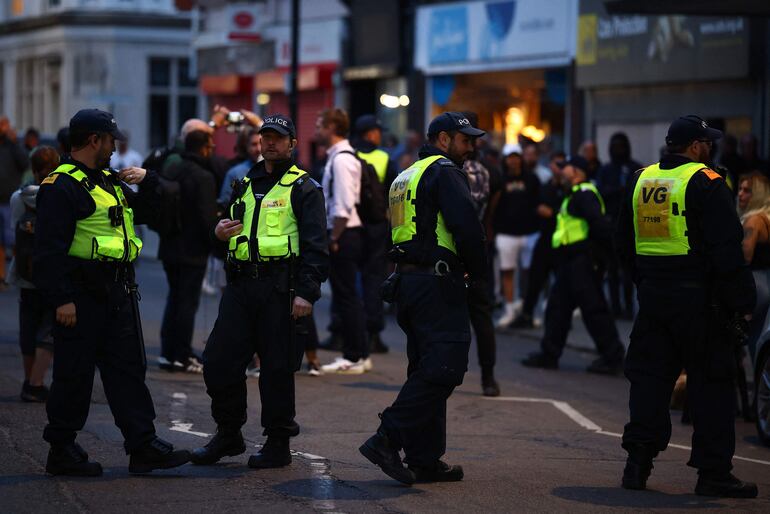 Policías en guardia durante una contraprotesta ante manifestaciones de activistas de ultraderecha el pasado miércoles en Westcliff, Inglaterra.