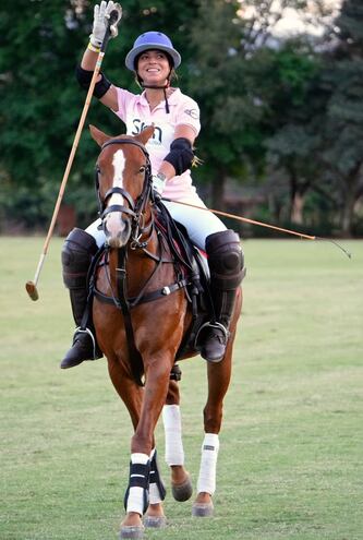 Giuliana Tewes jugando polo en Costa Rica.