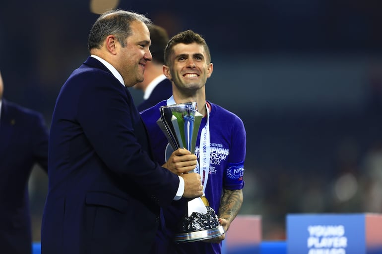 . ARLINGTON (ESTADOS UNIDOS), 24/03/2024.- Christian Pulisic (c) de Estados Unidos recibe el trofeo y celebra el triunfo ante México este domingo, en el partido de la final de La Liga de Naciones de la Concacaf en el estadio AT&T, en Arlington (EE.UU.). EFE/ Carlos Ramírez
