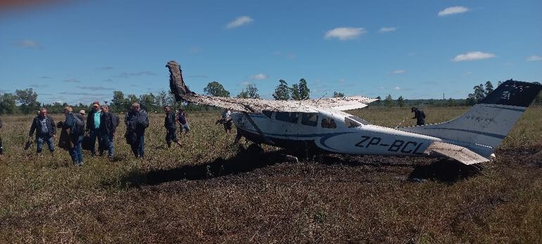 El piloto y los cuatro pasajeros de la aeronave salieron ilesos del incidente.