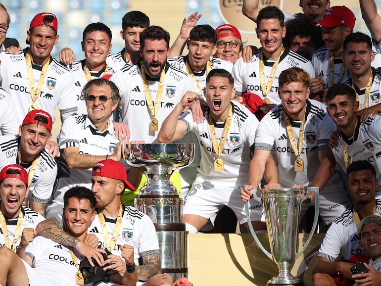 Los jugadores de Colo Colo festejan la conquista de la Supercopa de Chile 2024 en el estadio El Teniente, en Rancagua.