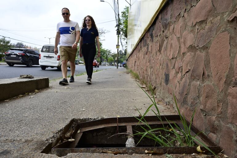 Peligrosos sumideros, falta de tapas y hundimientos hacen muy hostil caminar por la zona “top” de Asunción.