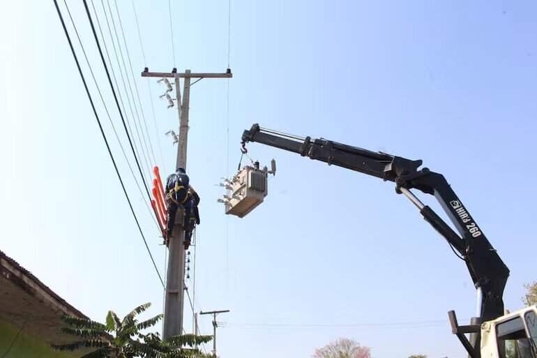 La Administración Nacional de Electricidad (ANDE) facturó a sus clientes apenas el 72,4% de la energía que compró a Itaipú y Yacyretá. El 27,6% restante debe imputarse a pérdidas, que pueden ser eléctricas, por sustracción ilegal, etc.