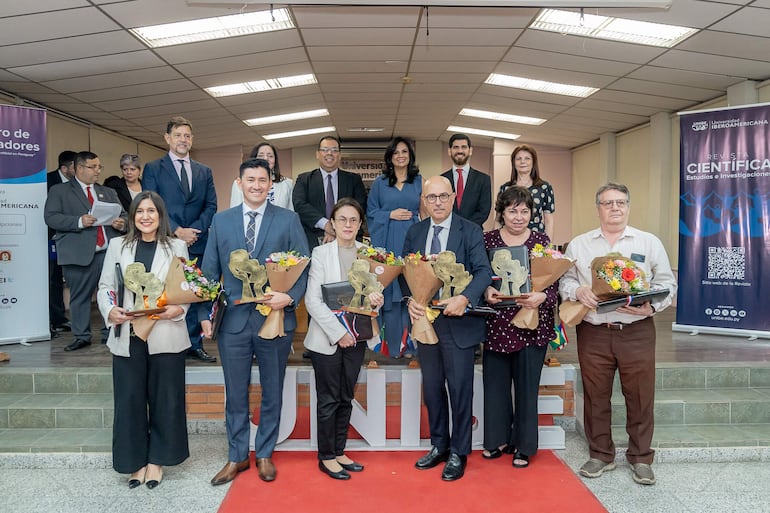 Entrega de galardones “Doña Nidia Sanabria”. En la imagen aparecen el Prof. Dr. Horacio Andrés Legal Ayala, la Prof. Dra. María Alexandra Vuyk Espínola (categoría: Investigador Nacional Destacado – Junior), el Dr. Diego Ariel Galeano Galeano (categoría: Investigador Internacional), el Dr. Francesc Pedró, la Dra. Laura Marés (categoría: Organización Destacada), la rectora de la Unibe, Dra. Sanie Romero de Velázquez y otros.