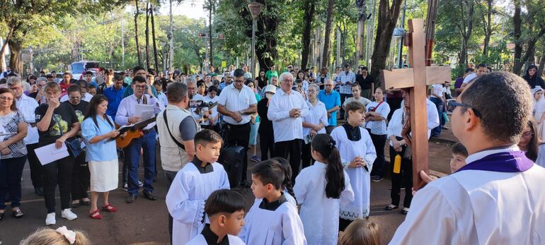 Con cánticos y rezos se recordó el calvario vivido por Jesús antes de su crucifixión.