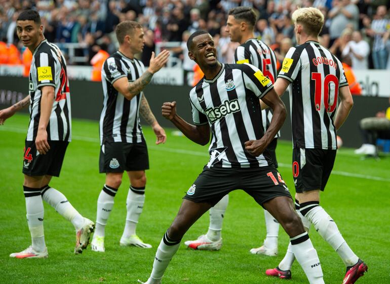 Miguel Almirón (i), jugador del Newcastle, celebra un tanto en el partido contra Aston Villa por la primera fecha de la Premier League de Inglaterra. 