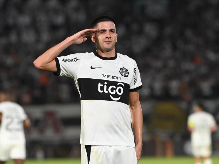 El paraguayo Mateo Gamarra, jugador de Olimpia, celebra el tanto contra Atlético Nacional por la fase de grupos de la Copa Libertadores en el estadio Defensores del Chaco, en Asunción.