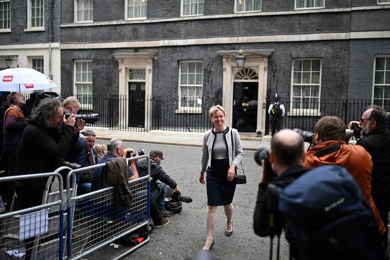 La nueva ministra del Interior de Gran Bretaña, Yvette Cooper, abandona el número 10 de Downing Street en Londres el 5 de julio de 2024 mientras se hacían los nombramientos del gabinete, un día después de que Gran Bretaña celebrara elecciones generales.