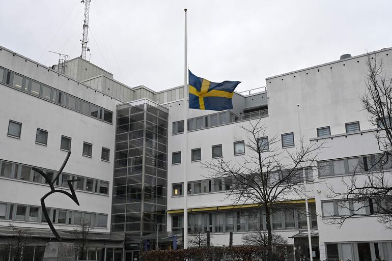 La bandera sueca ondea a media asta en el exterior de la comisaría de policía tras un tiroteo en la escuela Risbergska en Orebro, Suecia, el 05 de febrero de 2025. Según la policía, al menos 10 personas murieron y varias más resultaron heridas tras un tiroteo en la escuela Risbergska el 04 de febrero.