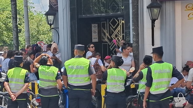 Manifestación de mujeres aspirantes a policías que denuncian discriminación en el ingreso a Isepol.