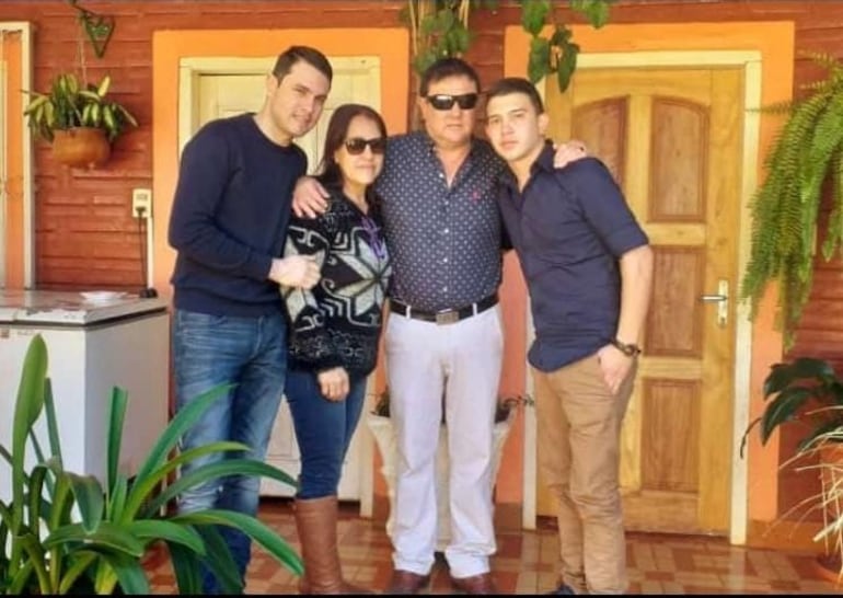 Los Rivas Romero. El senador colorado Hernán Rivas, sus padres y su hermanito Alexis Rivas (24). Este último es bachiller y acaba de ser nombrado en Yacyretá con un sueldo de G. 20 millones.