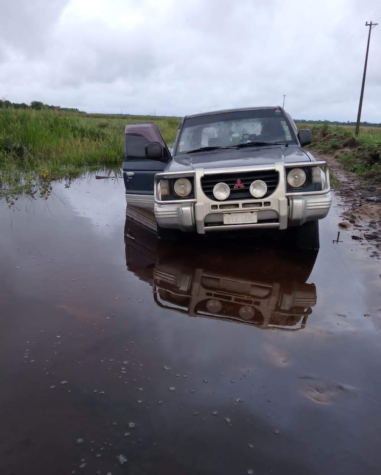 Uno de los tantos vehículos atascados en los caminos del Ñeembucú. 