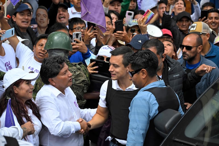 El candidato presidencial de dercha, Daniel Noboa (C), saluda a sus partidarios en Quito. El domingo, Ecuador celebra elecciones presidenciales.  (AFP)