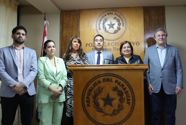 Los diputados Raúl Benítez y Johanna Ortega junto a los senadores Celeste Amarilla, Eduardo Nakayama, Esperanza Martínez y Rafael Filizzola.