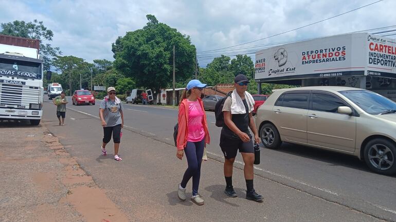 Peregrinos van caminando hacia la Villa Serrana.