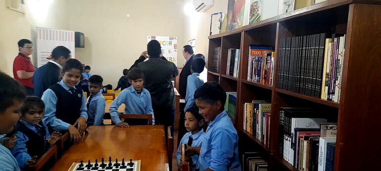 Los escolares dentro del local de la nueva biblioteca pùblica en Fuerte Olimpo.