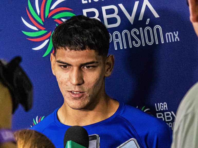 El paraguayo Allan Wlk, futbolista de Celaya, conversa con los medios mexicanos.