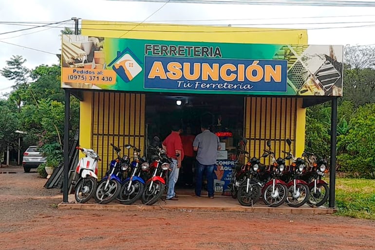 La ferretería Asunción de la ciudad de Santa Rosa del Aguaray, que aparentemente pretendían asaltar los dos exconvictos ahora detenidos.