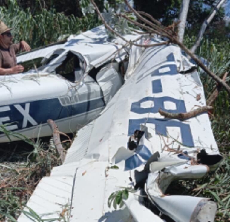 Piloto y su hijo salen ilesos de percance en Salto del Guairá.